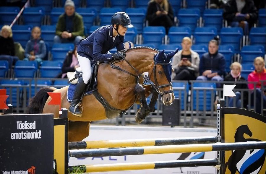 Rene Karus takistussõidul hobusel